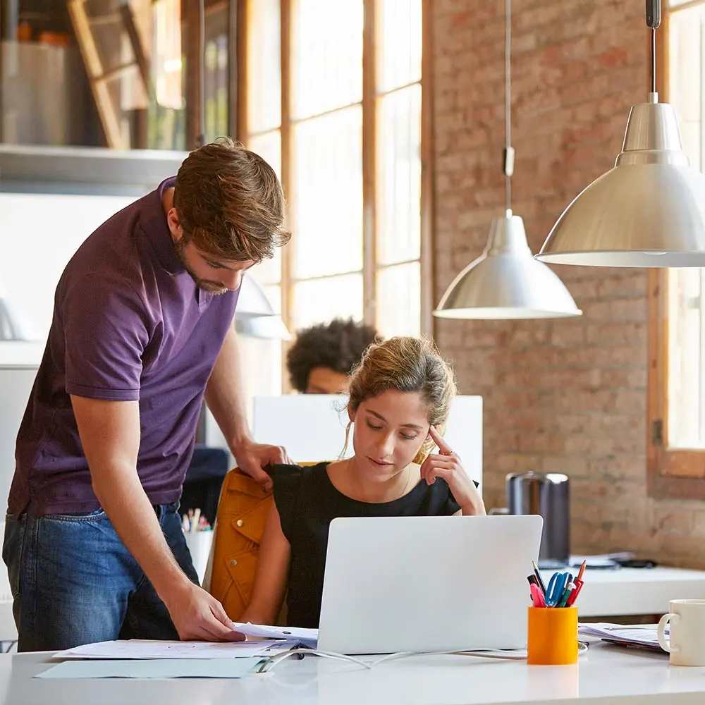 xavi garcia y maria diseñando web en sabadell