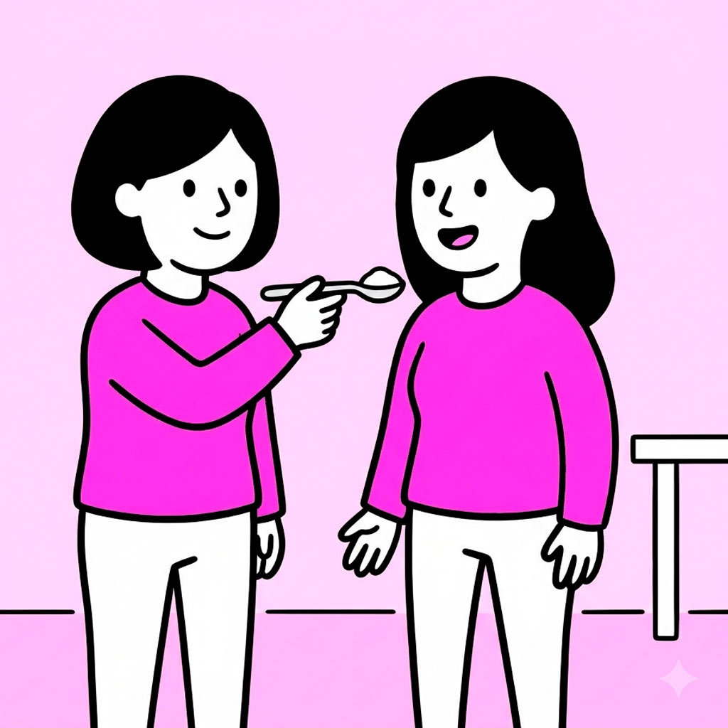 Dos mujeres interactuando con una cuchara como representación de la retención y fidelización de clientes