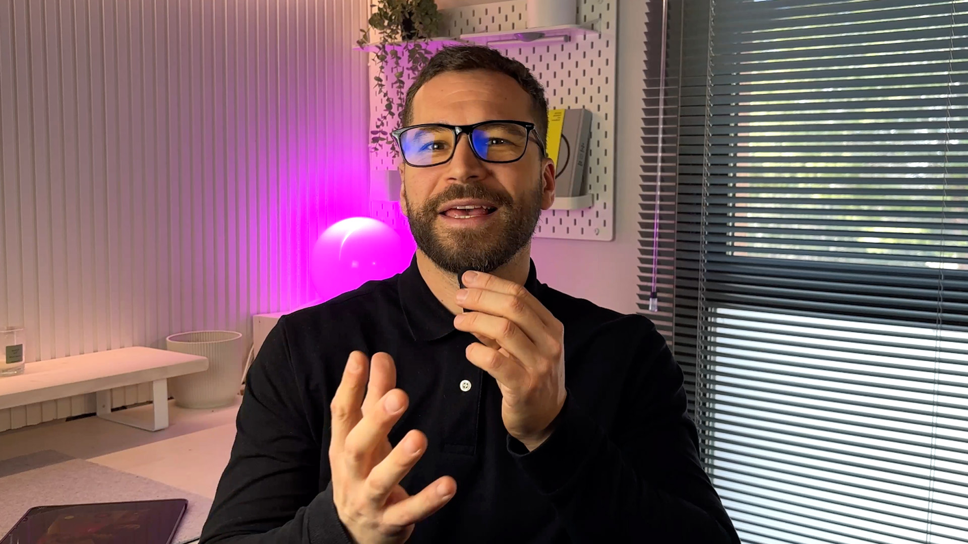 Un frame del video en el que se ve a Xavi garcia hablando